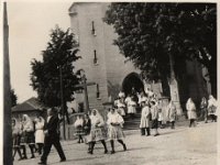 1946 U kostela